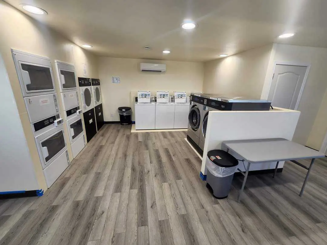 A room with many appliances and a lot of wood flooring.